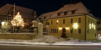 Beleuchtetes Rathaus